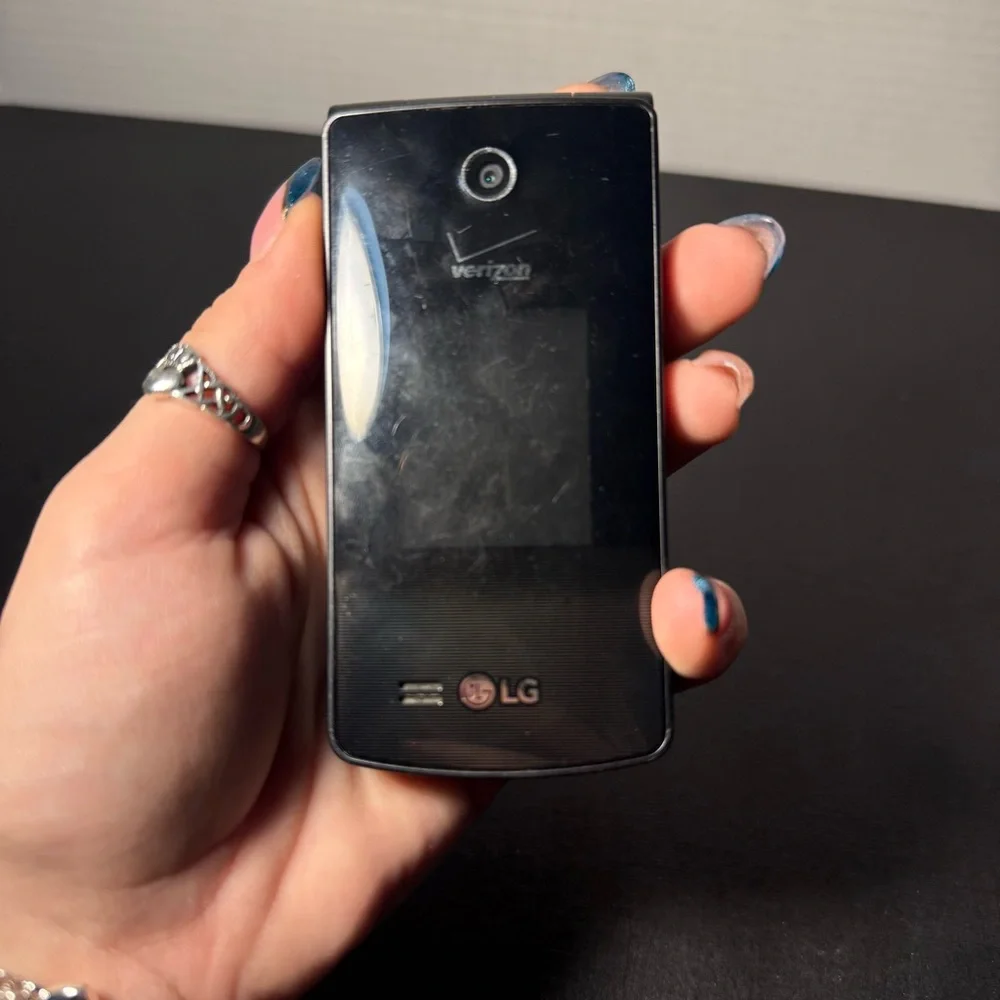 LG Classic Black Flip Phone - Verizon with charger